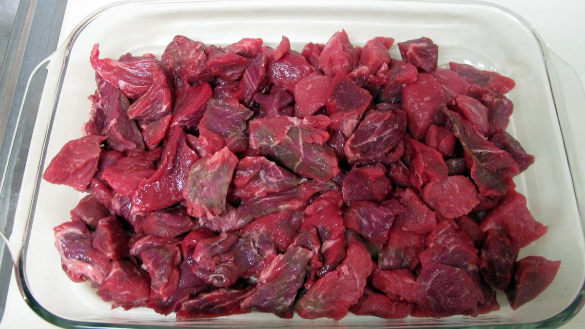 Surowa wołowina krzyżowa (mięso i tłuszcz, II klasa mięsa)