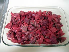 Surowa wołowina krzyżowa (mięso i tłuszcz, II klasa mięsa)