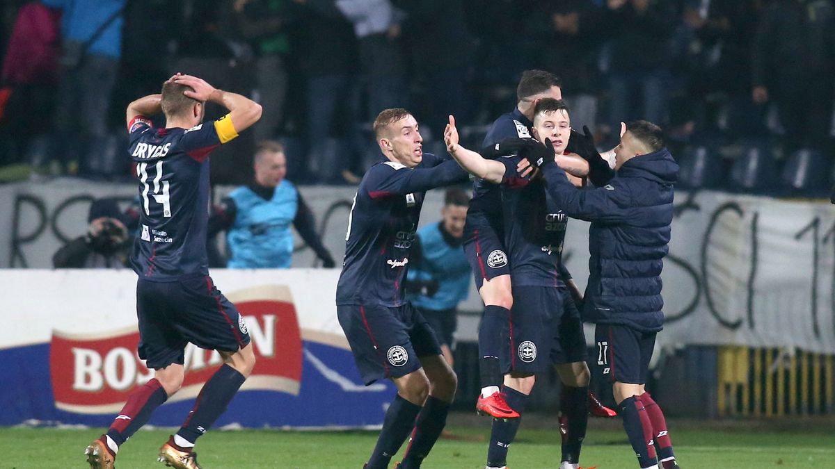 Newspix /  JAKUB PIASECKI / CYFRASPORT  / Na zdjęciu: radość piłkarzy Pogonii Szczecin