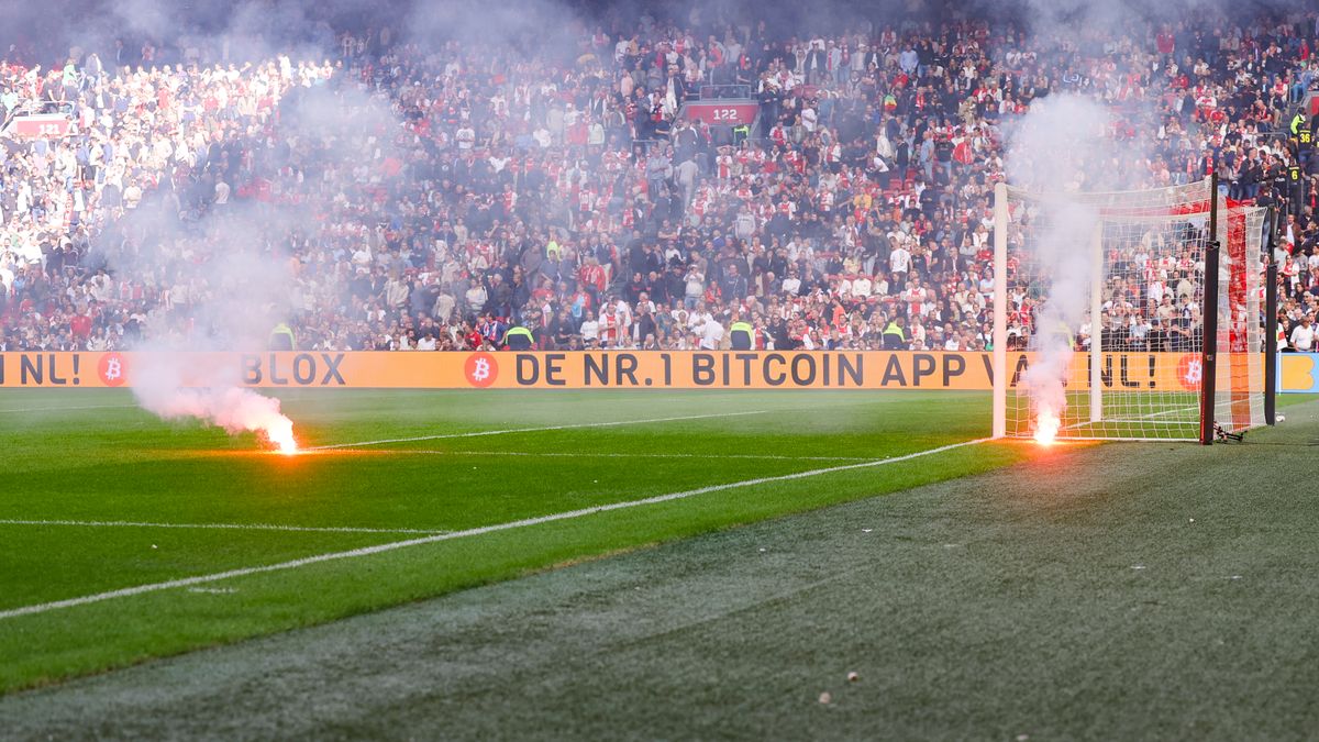 Getty Images / NESimages/Herman Dingler/DeFodi Images / Na zdjęciu: race rzucone przez kibiców Ajaxu na murawę w meczu z Feyenoordem