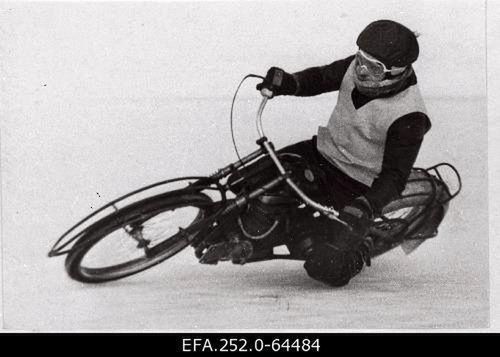 Ice speedway - jedna z wielu odmian motosportu, w której Reino Viidas odnosił sukcesy. Rok 1966.