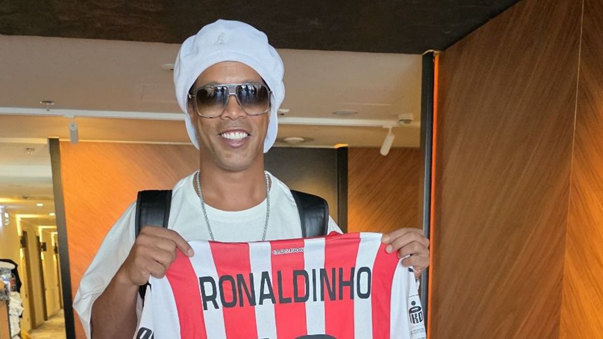 Twitter / Cracovia / Na zdjęciu: Ronaldinho z koszulką Cracovii