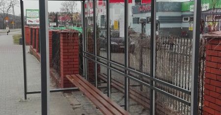 Zniszczył przystankową wiatę, został zatrzymany przez Policję