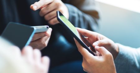 Teorie spiskowe wokół sieci 5G. Ekspert rozwiewa wątpliwości