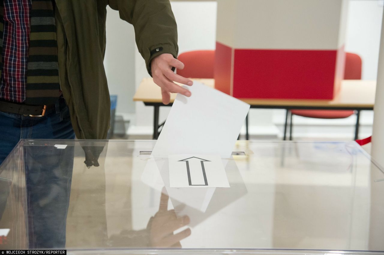 Wybory samorządowe 2024. Dostępne opcje głosowania dla osób z niepełnosprawnościami i seniorów