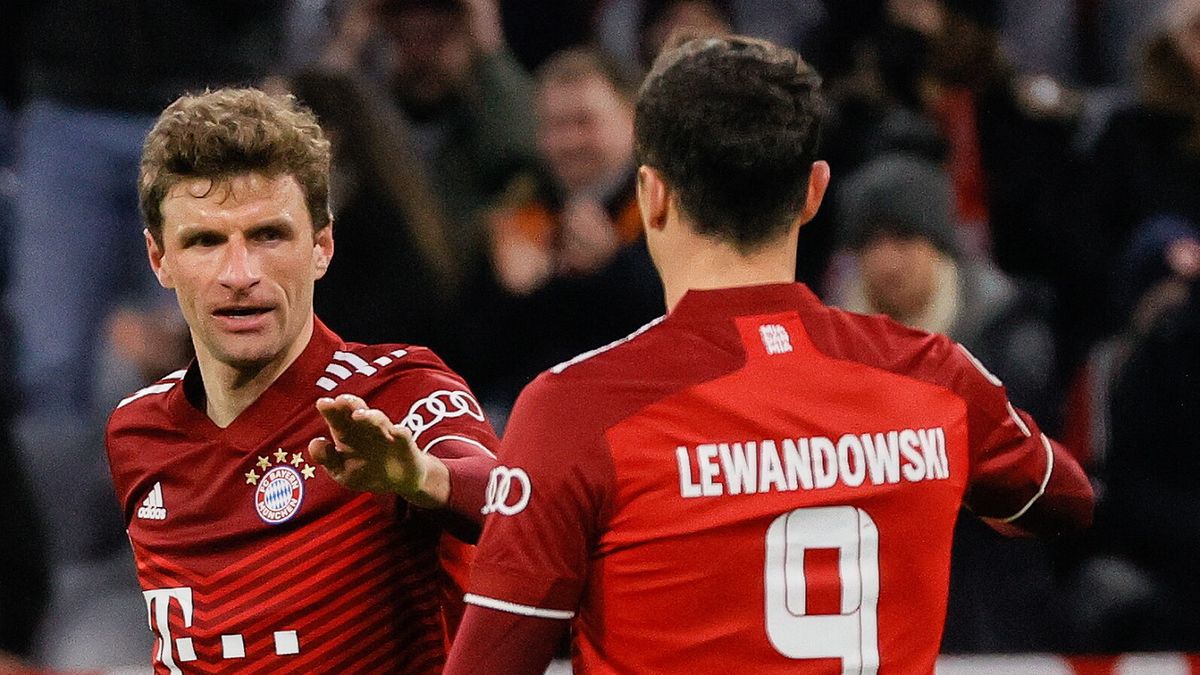 PAP/EPA / RONALD WITTEK / Na zdjęciu: Thomas Muller i Robert Lewandowski