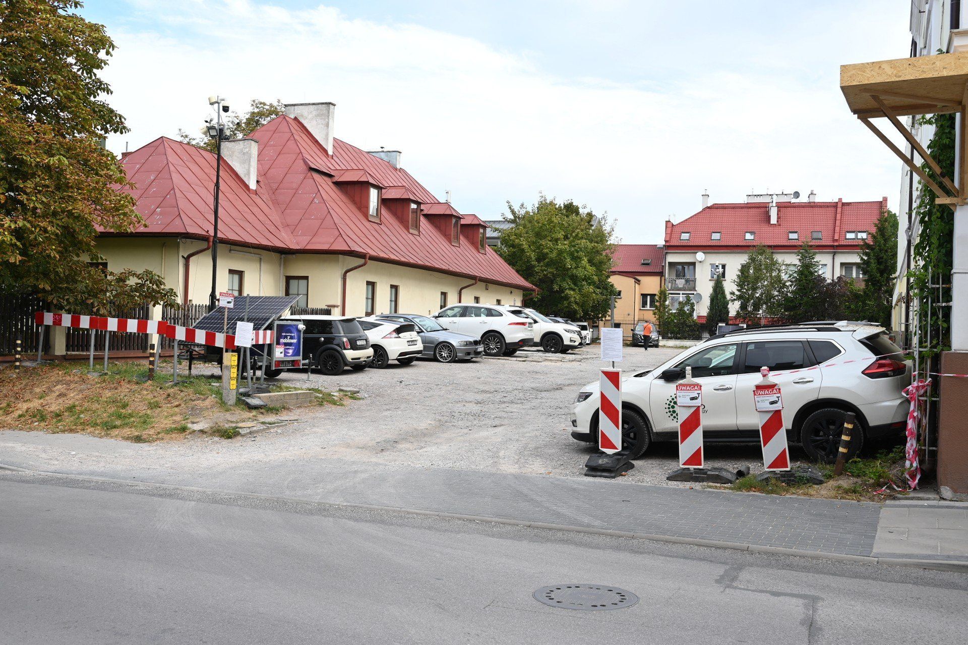 Parking oznaczono dwiema małymi tabliczkami z regulaminem, trudnymi do odczytania.