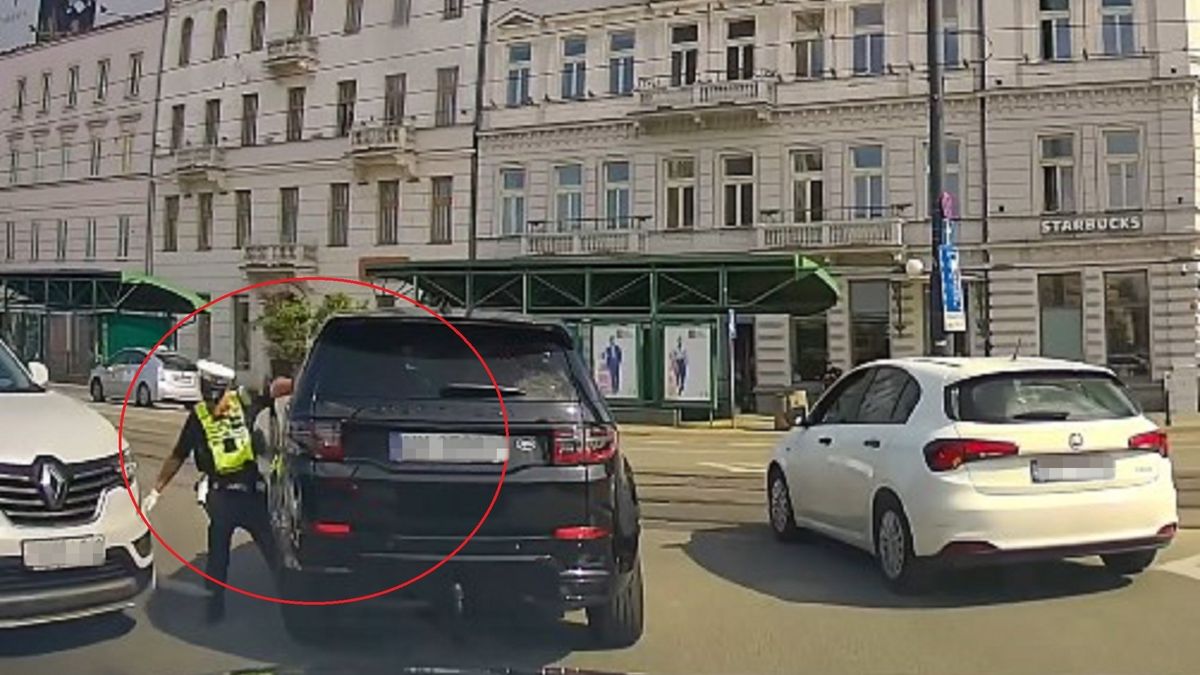 Policjant został potrącony przez auto w centrum Warszawy.