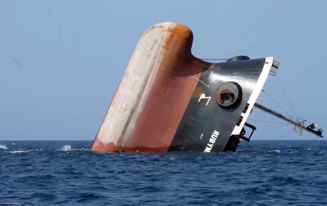 Ostatnie chwile statku Rubymar  (Photo by Al-Joumhouriah channel via Getty Images)