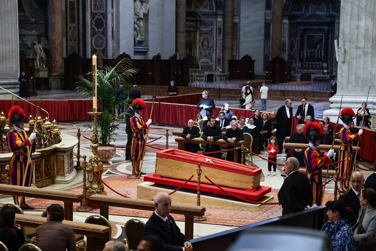 Rodzina papieża Franciszka bez zaproszenia na pogrzeb. Bilety kupił darczyńca