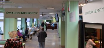 Czternasta emerytura 2025 we wrześniu - oto tabela netto i wyliczenia. Takie będą dodatkowe pieniądze dla seniorów