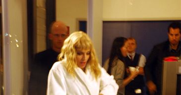 Madonna w szlafroku na lotnisku!