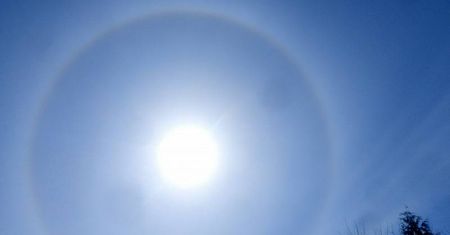 Niecodzienne zjawisko nad Łęczną. Pierścień „halo” wokół Słońca