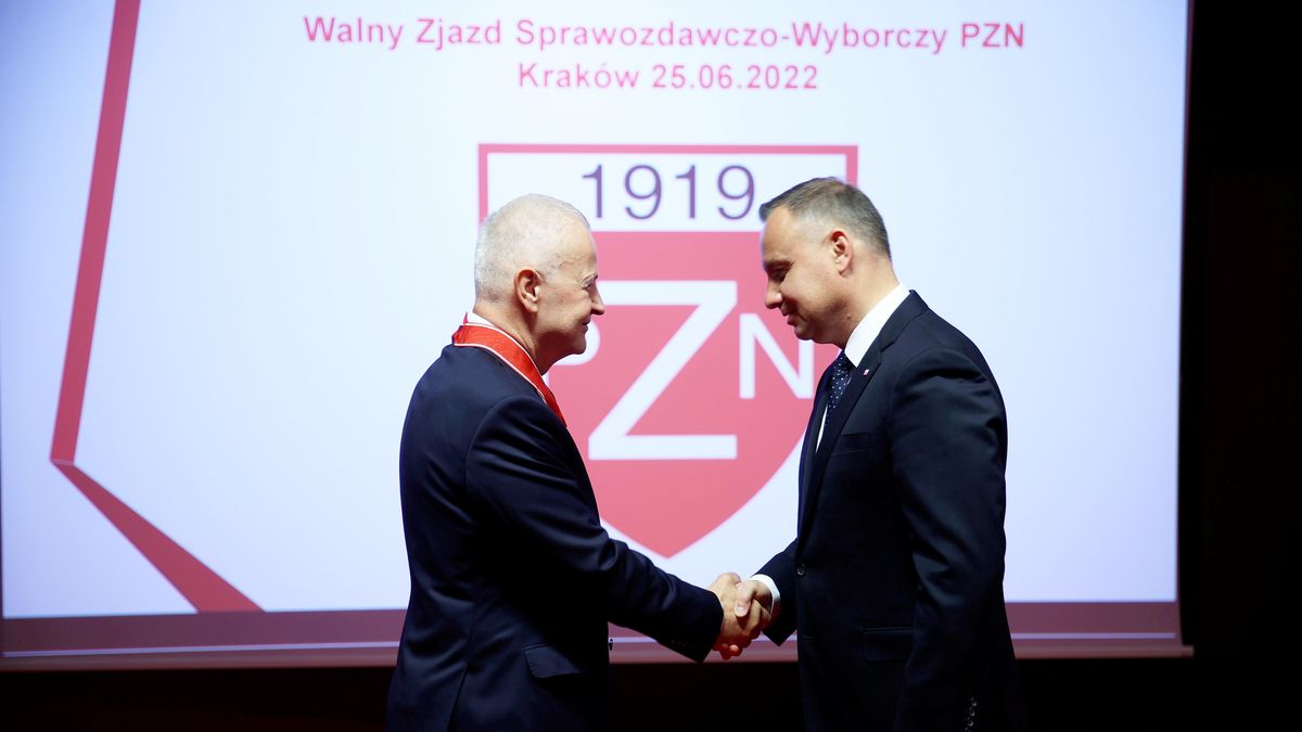 Kraków, 25.06.2022. Prezydent Andrzej Duda (P) odznaczył Krzyżem Komandorskim Orderu Odrodzenia Polski ustępującego prezesa PZN Apoloniusza Tajnera (L) podczas Sprawozdawczo-Wyborczego Walnego Zjazdu Delegatów Polskiego Związku Narciarskiego w Krakowie, 25 bm. (js) PAP/Łukasz Gągulski
