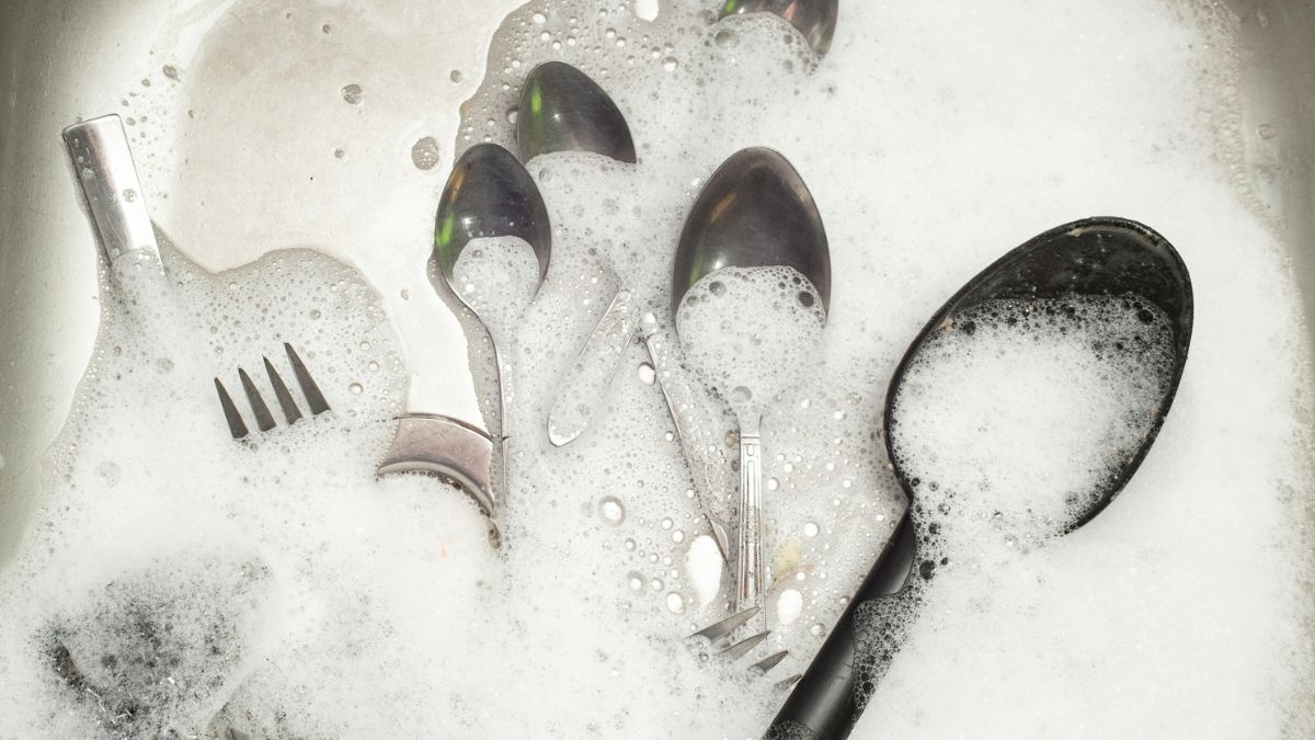 Jak wyczyścić sztućce bez polerowania?