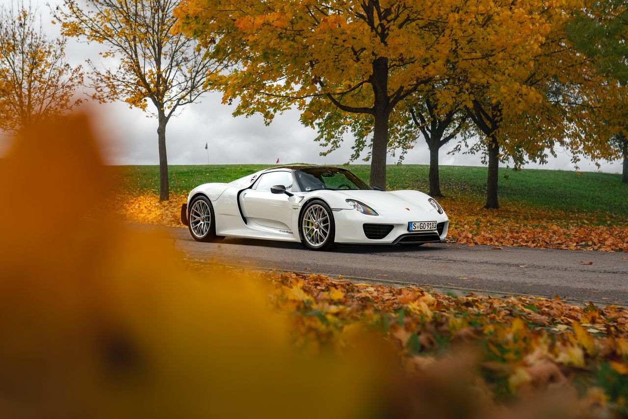 Porsche 918 Spyder vs Porsche 911 Carrera 4 GTS (2025)