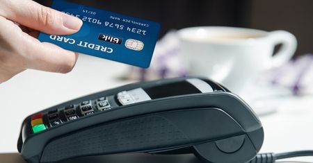 Bankowość w kieszeni. Polacy coraz więcej operacji wykonują na smartfonie