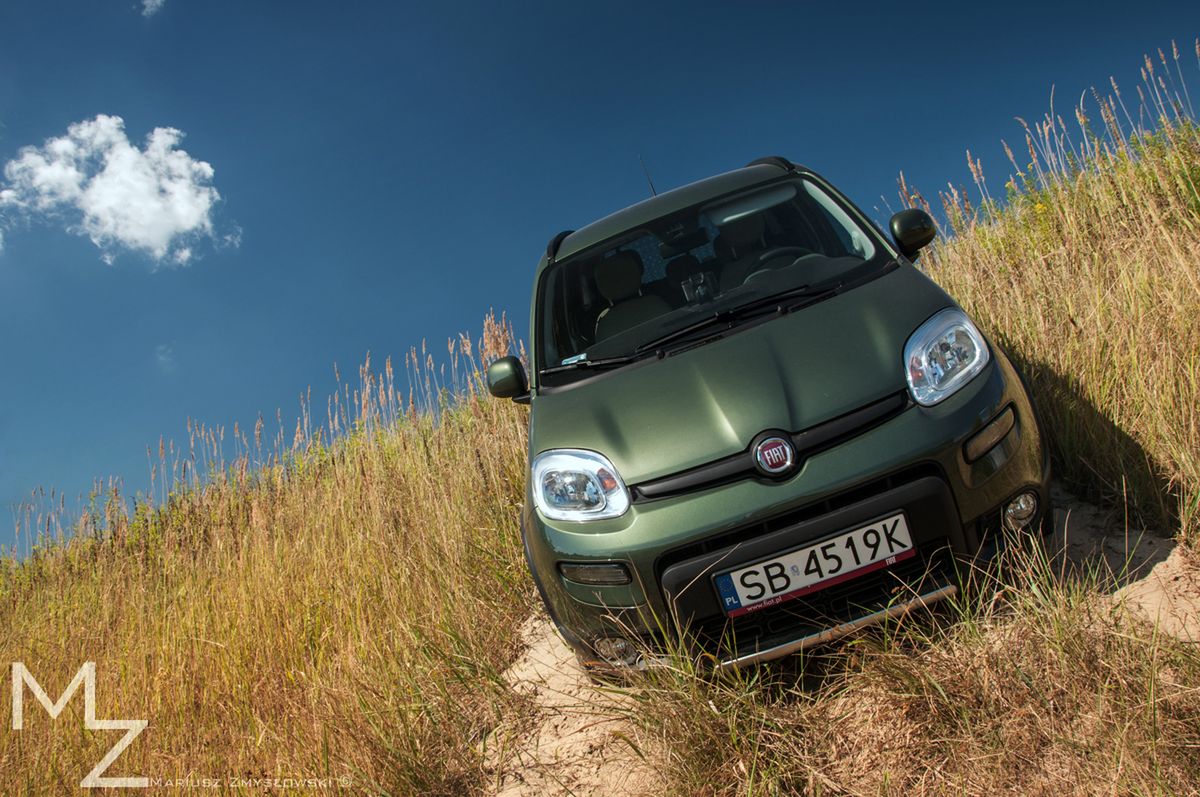 Fiat Panda 4x4 - tego samochodu też długo nie zapomnę. Po kilku godzinach robienia zdjęć w upale i sprawdzania możliwości terenowych tego malca, już po spakowaniu sprzętu postanowiłem jeszcze sprawdzić jak sobie poradzi na bardzo sypkim gruncie. Cóż. Nie poradziła sobie wcale. Skończyło się na łapaniu stopa, żeby dotrzeć do cywilizacji. Miałem trochę szczęścia, bo trafiłem na sympatycznego właściciela przygotowanego do jazdy w terenie Discovery.