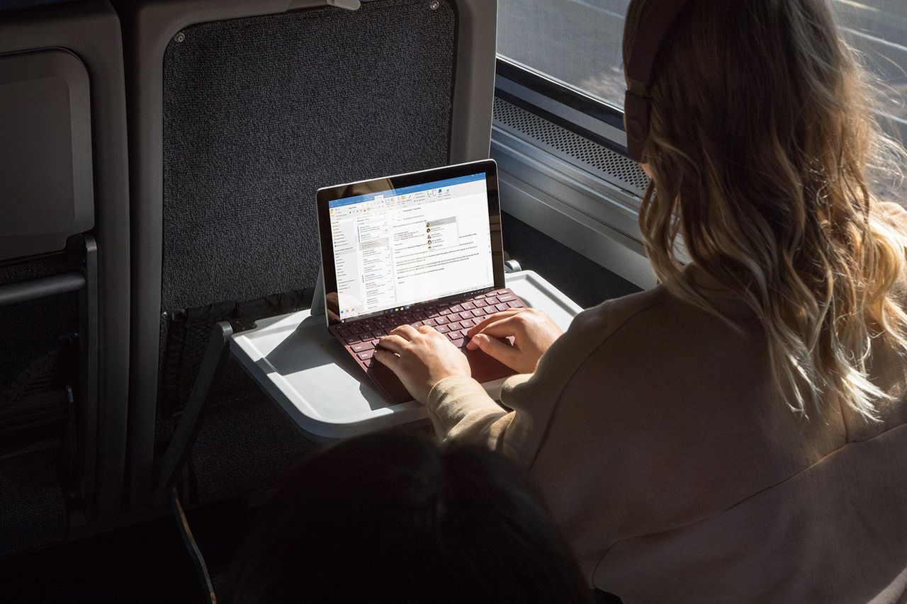 Surface Go to sprzęt do poważnej pracy. Sprawdzi się w portach i hurtowniach
