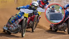 Żużel. Przyszedł na mecz i usiadł na trybunach... na własnej sofie. "Ludzie są pomysłowi"