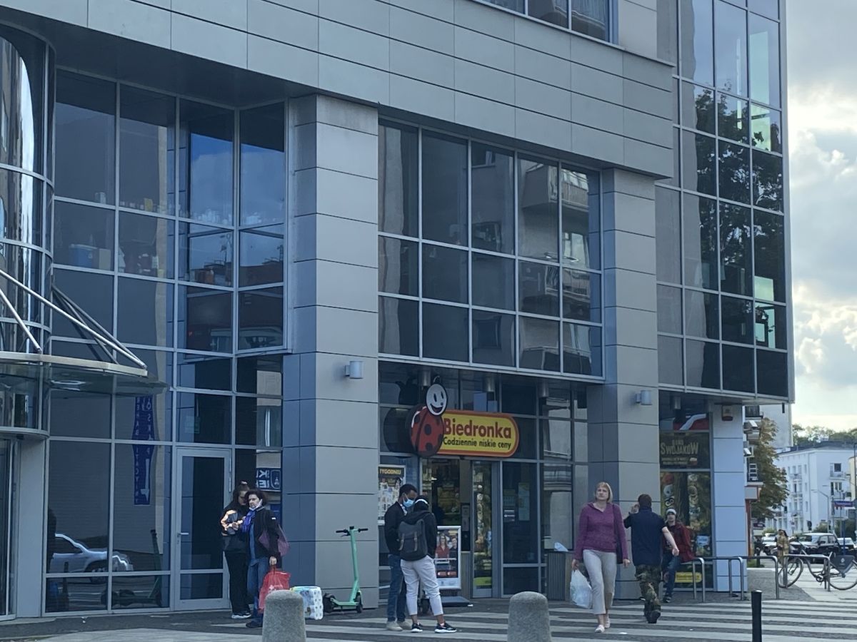 Warszawa. Gdzie zrobić zakupy w niehandlowe niedziele? Tu lista czynnych sklepów Biedronka