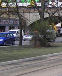 Warszawa. Nie zmieścił się pod wiaduktem. Znów zaklinowane auto na Targowej