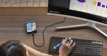 Twój nowy służbowy smartfon? Coś czuję, że na Samsunga Galaxy Z Flip 5 pracodawcy się rzucą