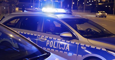 Miał pretensje do policjantów, że zajechali drogę. Stanie przed sądem