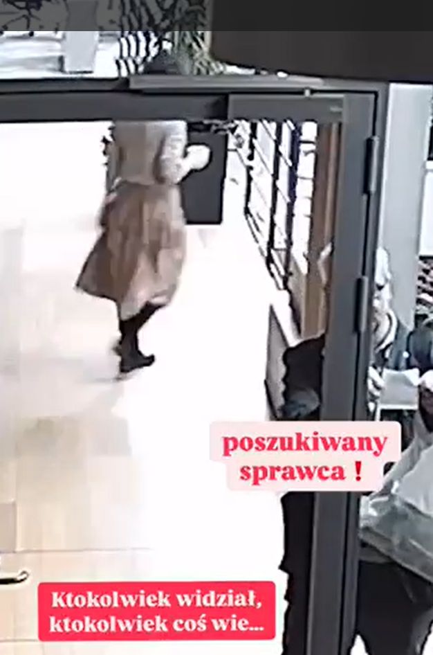 Wojciech Czuchnowski rozkleja wlepki protestacyjne w Agorze. 
