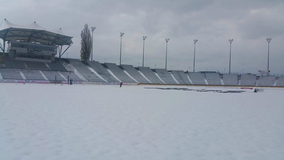 Stadion SGP Arena Częstochowa przykryty śniegiem w kwietniu