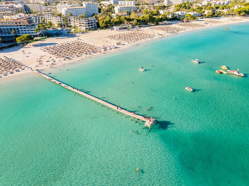 Majorka: Alcudia czy Magaluf? Sprawdź gdzie wybrać się z dzieckiem, a gdzie na imprezę!