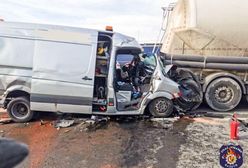 Poważny wypadek na mazowieckiej S8. Ratownicy odratowali kierowcę samochodu dostawczego