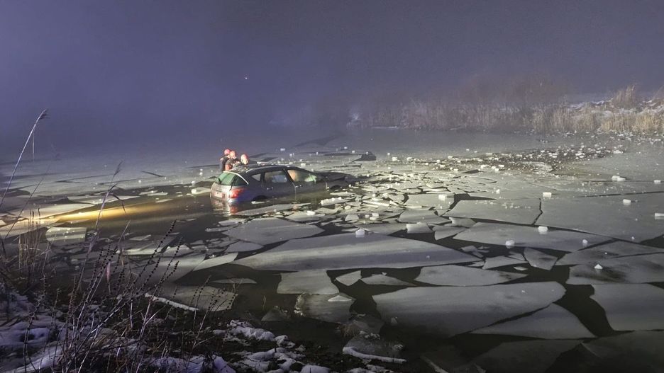 Kierowca stracił panowanie nad autem i wjechał do stawu.