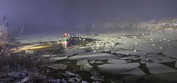 Włocławek: Kierowca wjechał do stawu. Służby musiały przeszukać akwen