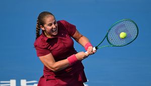 Ostapenko odprawiła przyjaciółkę Sabalenki. Skuteczna pogoń Switoliny