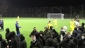 Skandaliczne sceny w Skierniewicach. Nagle wtargnęli na boisko