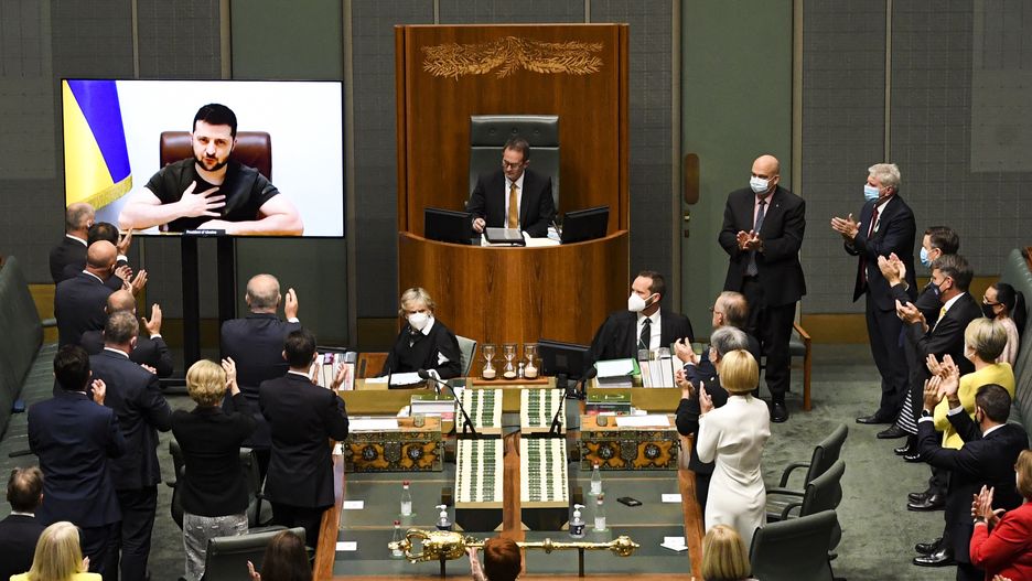 Ukraine's President Zelensky addresses the Australian Parliament by video linkepaselect epa09861451 Australian members of Parliament applaude as Ukrainian President Volodymyr Zelensky (on screen) addresses the House of Representatives via video-link, at Parliament House in Canberra, Australian Capital Territory, Australia, 31 March 2022.  EPA/LUKAS COCH AUSTRALIA AND NEW ZEALAND OUT Dostawca: PAP/EPA.LUKAS COCHepaselect