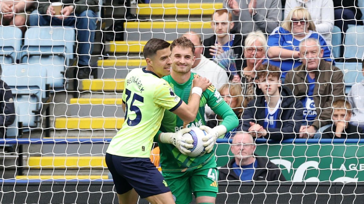 Getty Images / Plumb Images/Leicester City FC / Na zdjęciu: Jan Bednarek i Jakub Stolarczyk
