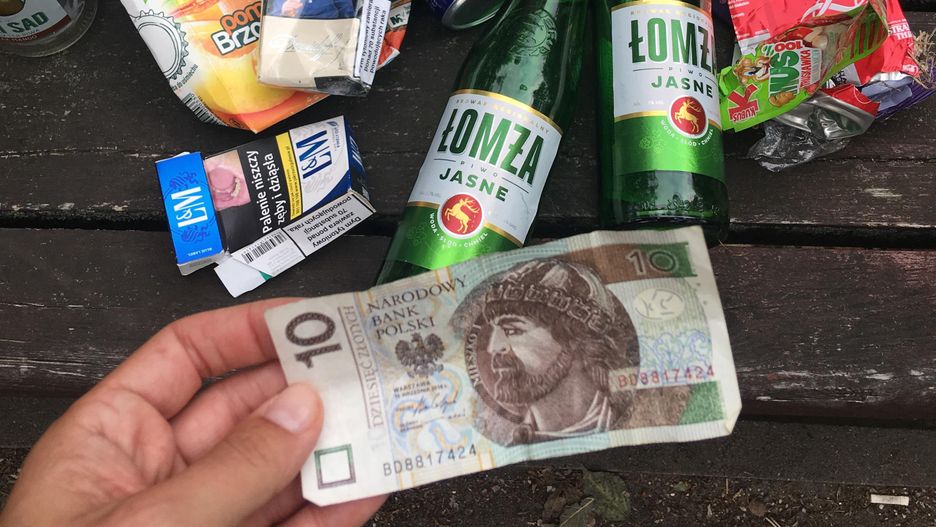 Dziesięć złotych znalezione podczas zbierania śmieci 