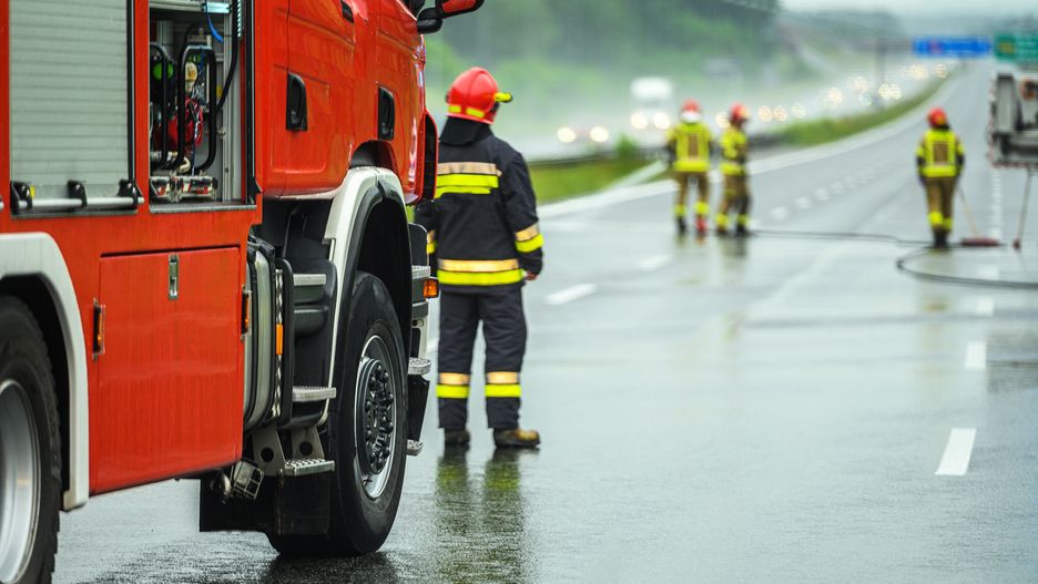 Toyota uderzyła w drzewo. Zginęła 20-letnia kobieta