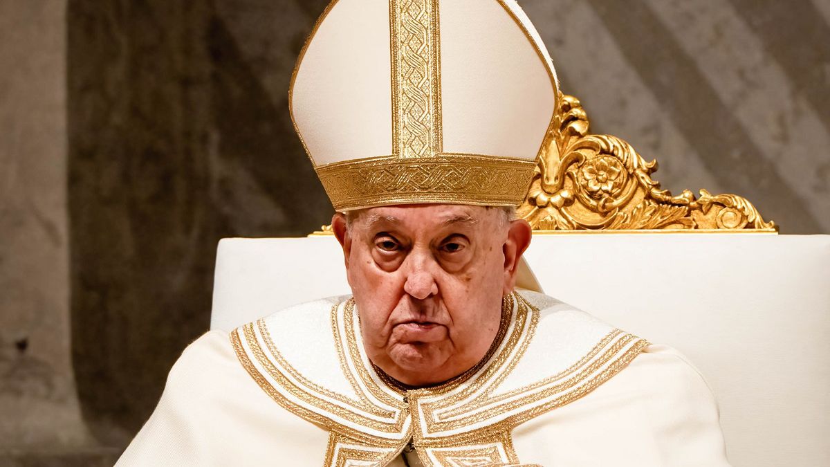 Papież Franciszek niemal od 3 tygodni przebywa w szpitalu.