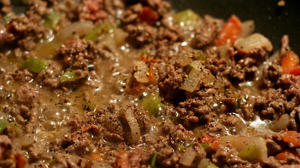 Grubo mielona wołowina (70% mięsa, 30% tłuszczu) zrumieniona na patelni