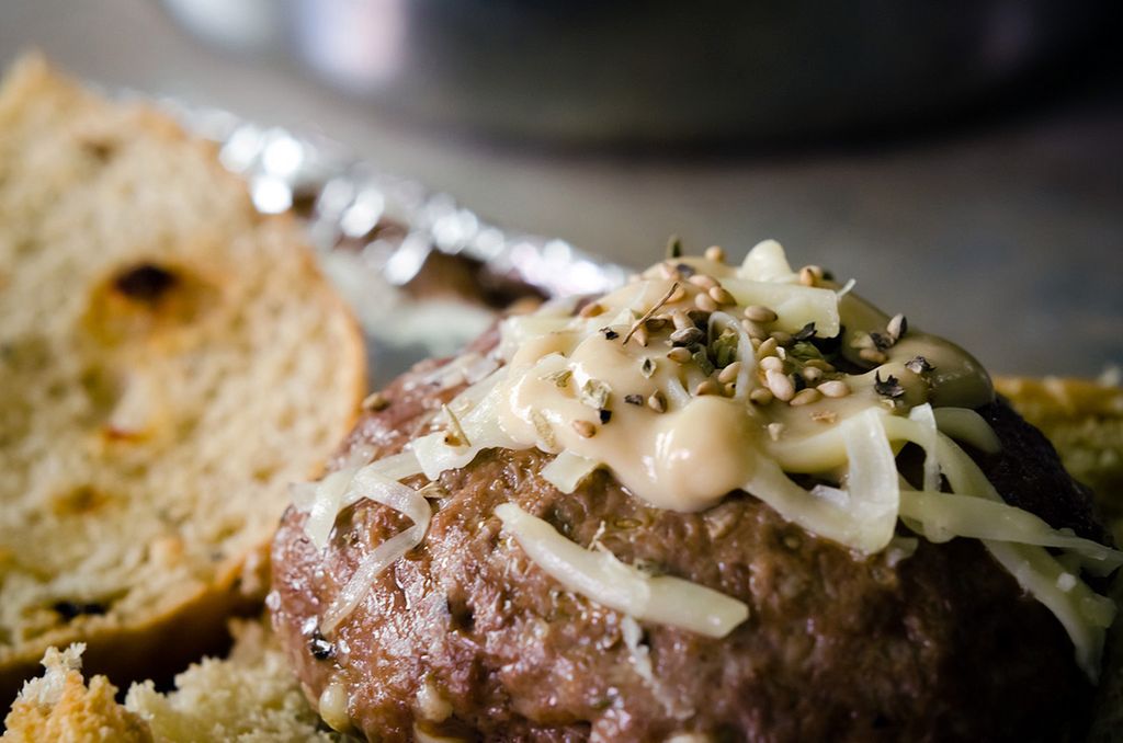 Burgery z wołowiny (70% mięsa, 30% tłuszczu) opiekane na patelni