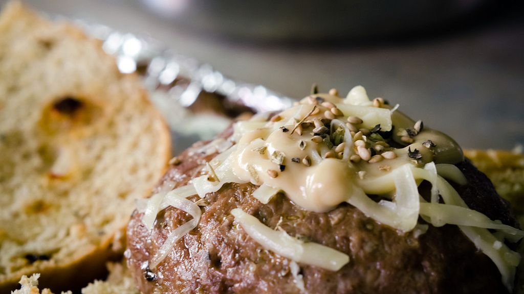 Burgery z wołowiny (70% mięsa, 30% tłuszczu) opiekane na patelni