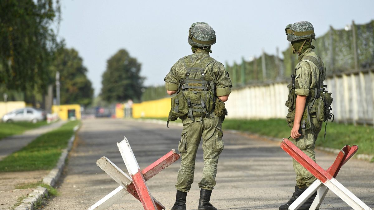 lotnisko w Smole�sku
Smole�sk, Rosja, 07.09.2018. Rosyjscy �o�nierze pilnuj� wjazdu na lotnisko w Smole�sku, podczas ostaniego dnia badania wraku samolotu Tu-154M przez polskich prokurator�w, 7 bm. W katastrofie samolotu prezydenckiego pod Smole�skiem zgin�o 96 os�b, w tym prezydent Lech Kaczy�ski i jego ma��onka Maria. (wp/doro) PAP/Wojciech Pacewicz
Wojciech Pacewicz
badania, katastrofa smole�ska, lotnisko, prokuratorzy, prokuratura, Rosja, samolot, Smole�sk, tragedia smole�ska, Tu-154M