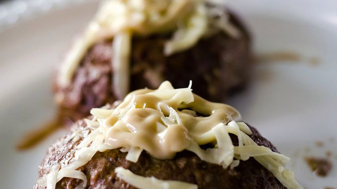 Opiekane burgery z wołowiny (70% mięsa, 30% tłuszczu)