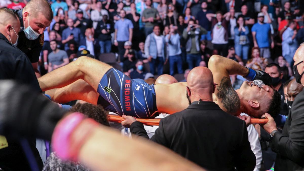 Zdjęcie okładkowe artykułu: Getty Images / Alex Menendez / Chris Weidman opuszcza halę na noszach