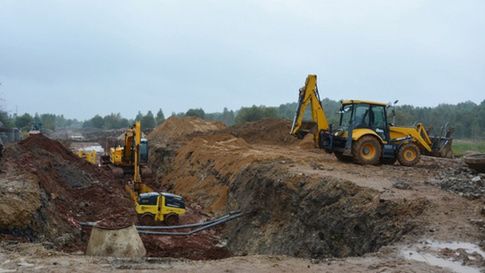 Prace przy dojeździe do terenów inwestycyjnych nabrały tempa.