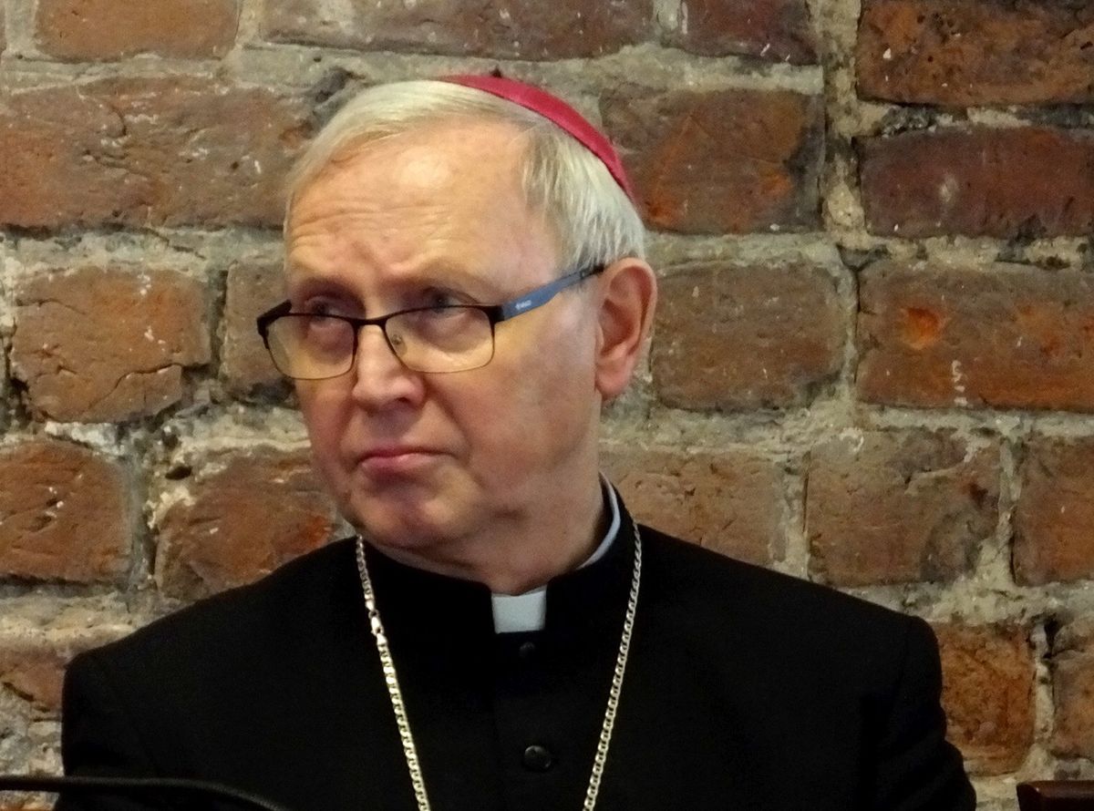 Biskup Piotr Libera w kłopocie, 8 lat temu ukarał księdza za molestowanie. Okazało się, że niesłusznie 