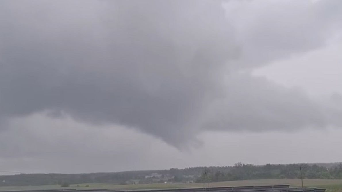 W sieci pojawiło się nagranie, na którym widać trąbę powietrzną